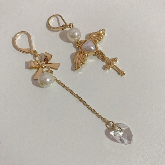 ♥️Brand New Gold Pearl Heart Earrings♥️ - Picture 2 of 2